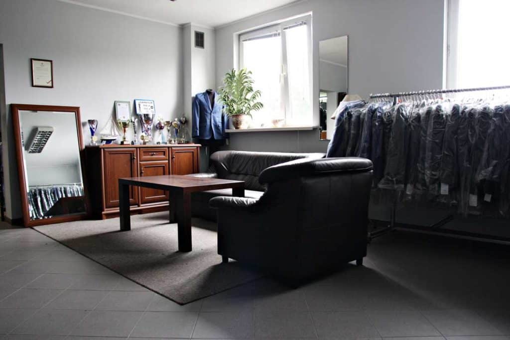 sklep z garniturami, marynarkami, koszulami, krawatami, muszkami, salon mody męskiej adalbert, tanie garnitury poznań